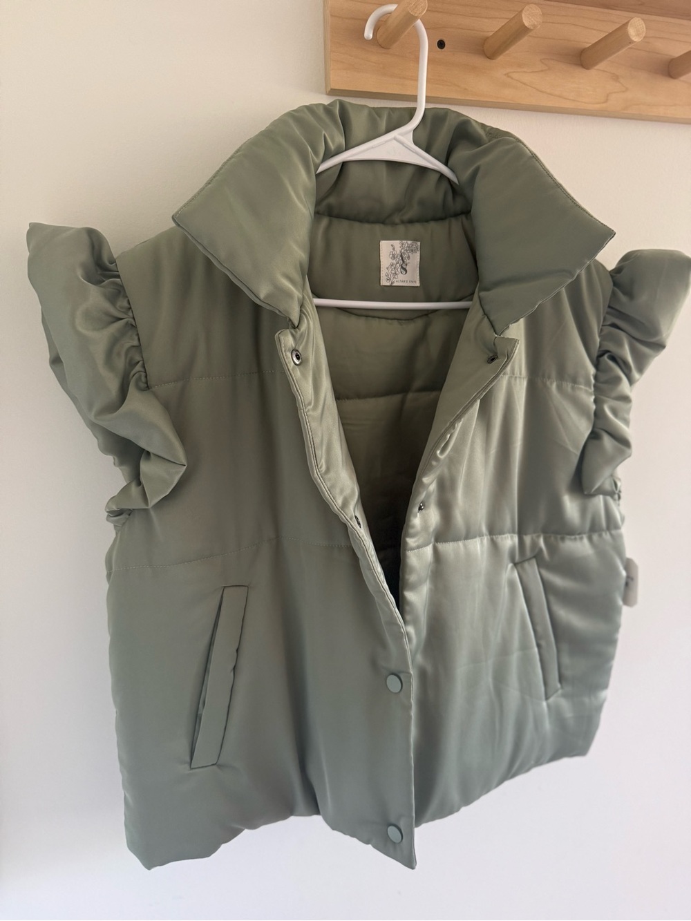 NWT Altar'd State Sage Puff-Sleeve Puffer Vest Medium - Picture 6 of 6